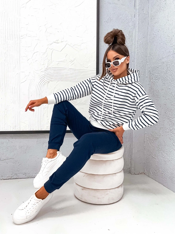 Bawełniany dres damski z bluzą w paski granatowy (82173)