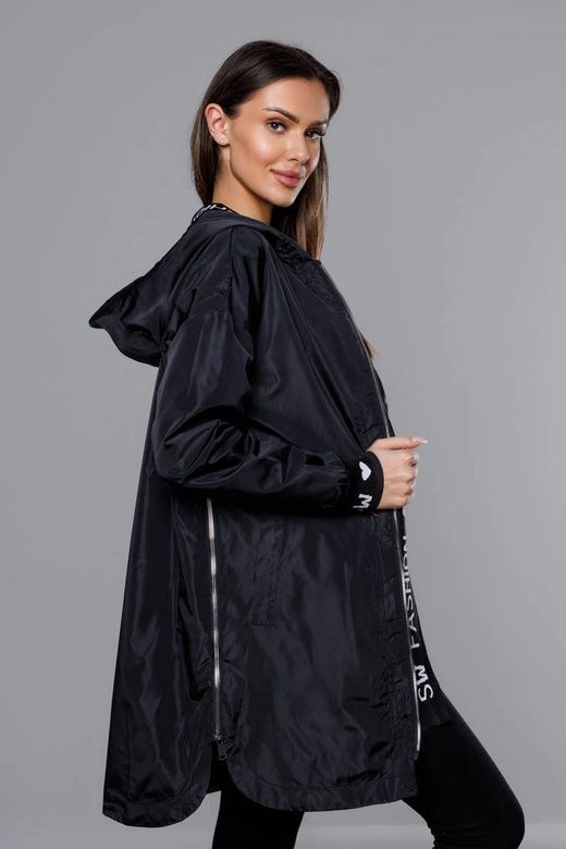 Cienka kurtka damska z ozdobną lamówką czarna (B8145-1)