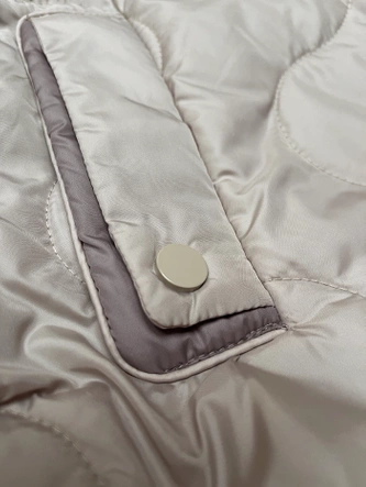 Krótki bezrękawnik damski z odpinanym kapturem BH Forever jasny beżowy (BH-2414)