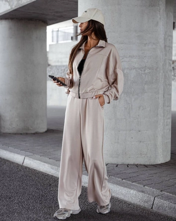 Komplet damski szerokie spodnie i bluza ze stójką beżowy (821109)