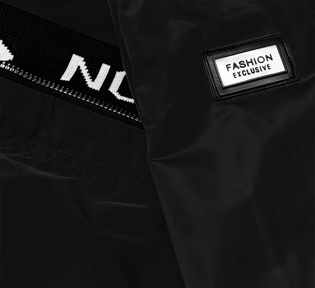 Cienka kurtka damska z ozdobną lamówką czarna (B8145-1)