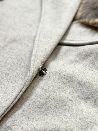 Damski płaszcz z futerkiem jasny szary (saskia)