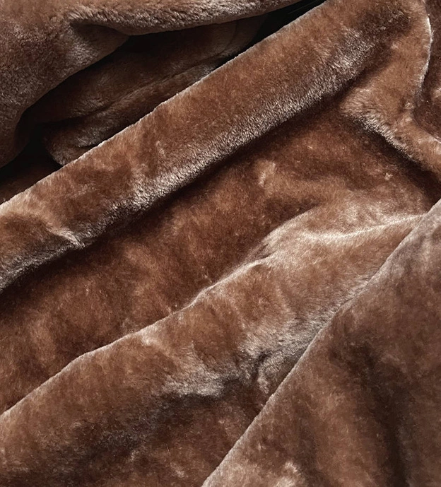 Damska kurtka z futrzaną podszewką karmelowa (B8115-22)