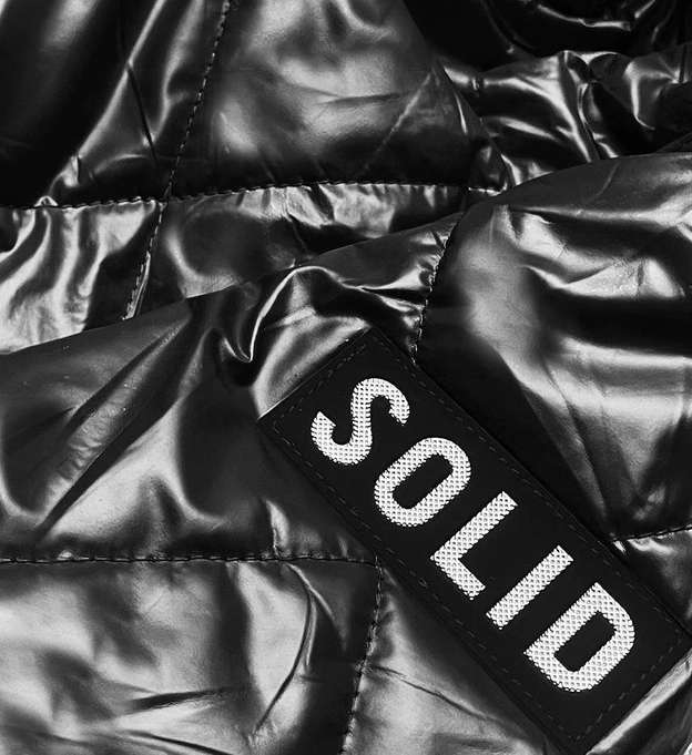 Pikowana kurtka z kapturem czarna (B8082-1)