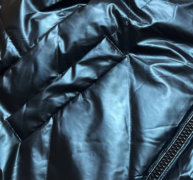 Krótka błyszcząca kurtka damska granat (w586-1)