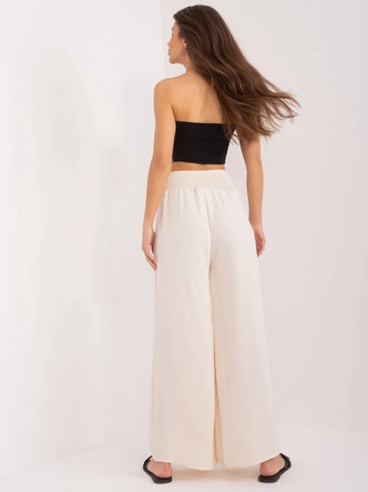 Szerokie spodnie damskie w gumę kremowe (8390)