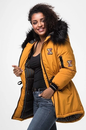 Damska dłuższa zimowa kurtka z kapturem czarna (m8-757)