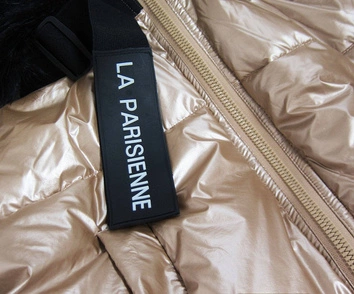 DAMSKA BŁYSZCZĄCA KURTKA Z KAPTUREM ZŁOTA (8297)