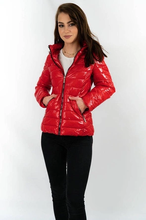 Krótka pikowana kurtka damska z kapturem czerwona (can-333)