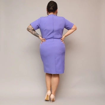 Kopertowa sukienka do kolan fioletowa (743)