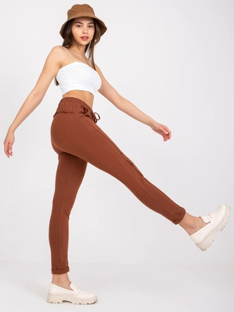 Spodnie damskie dzianinowe typu chino brązowe (3589.62)