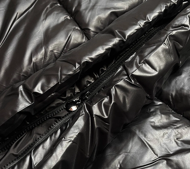 Taliowana kurtka zimowa z paskiem czarna (l22-9869-1)