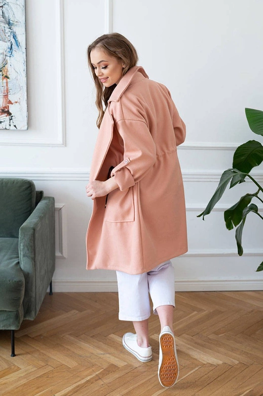 LUŹNY PŁASZCZ DAMSKI Z KLAPAMI RÓŻOWY (20536)