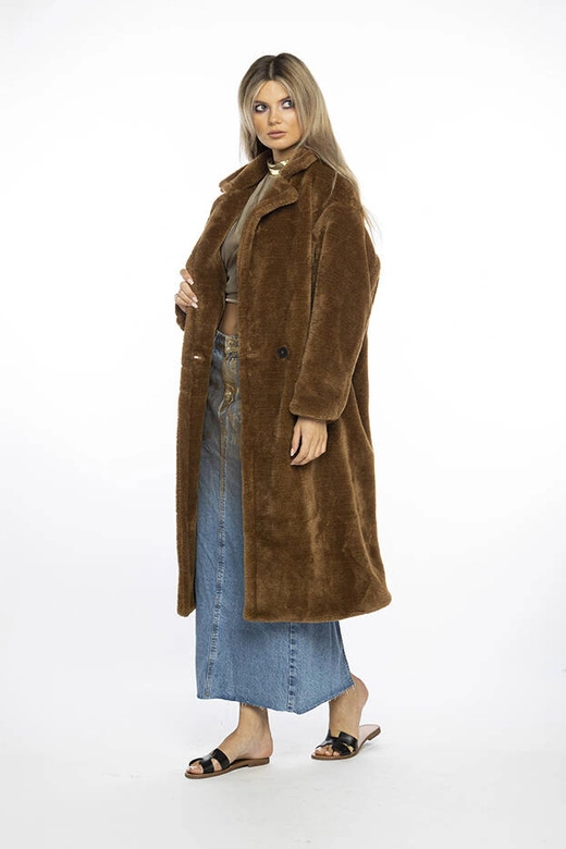 Pluszowy płaszcz damski oversize Ann Gissy brązowy (AG1-J9172)