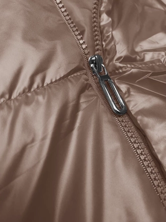 Puchowy bezrękawnik z odpinanym kapturem ciemny beż (B8247-101)