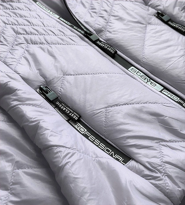 Krótka pikowana kurtka damska z kapturem szara (b9566)