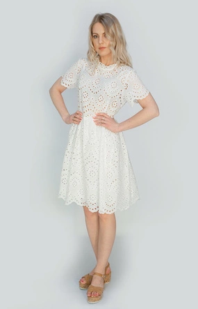 AŻUROWA SUKIENKA ZE STÓJKĄ ECRU (590ART)