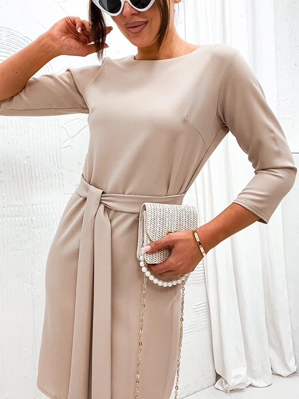 Klasyczna sukienka z wiązanym paskiem beżowa (701)