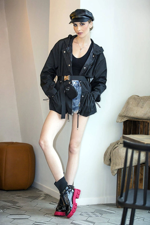 Krótka kurtka damska z paskiem czarna (ag3-03)