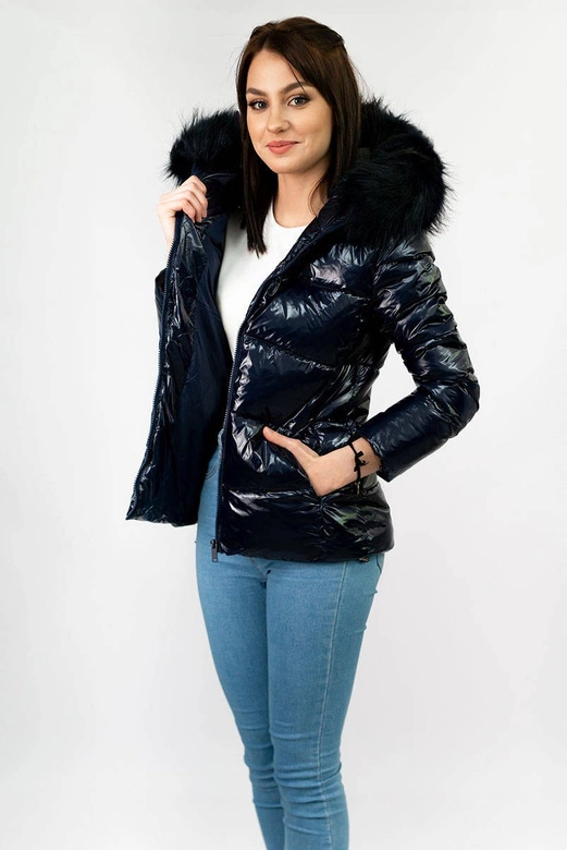 Lakierowana pikowana kurtka damska granatowa (7693)