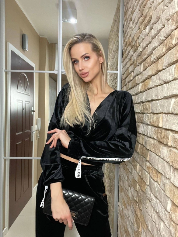 ELEGANCKI WELUROWY KOMPLET DAMSKI BLUZA + SPODNIE CZARNY (664ART)