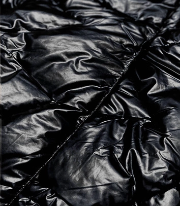 Kurtka damska z połyskiem czarna (omdl-023)