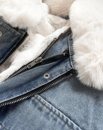 DAMSKA KURTKA JEANSOWA Z FUTRZANĄ PODPINKĄ NIEBIESKO-BIAŁA (9020#)