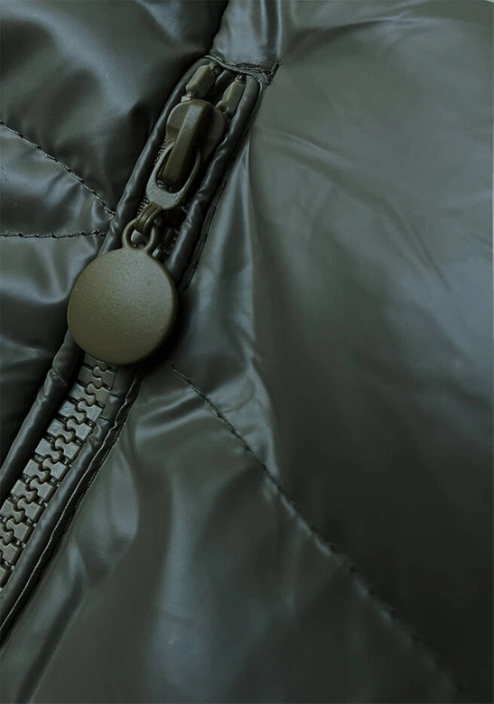 Krótka kurtka zimowa z kapturem ciemnozielona (5M3138-238)