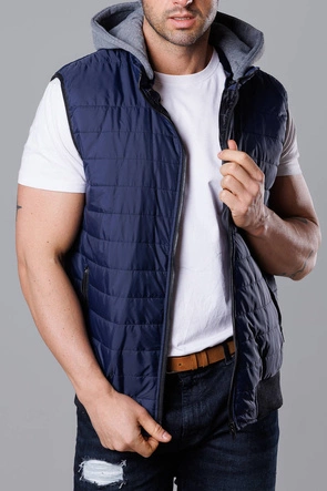 Pikowany bezrękawnik męski z kapturem granatowy (8M983-215)