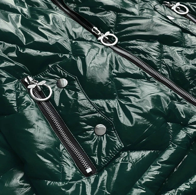 PIKOWANA KURTKA DAMSKA Z KAPTUREM ZIELONA (R9562)