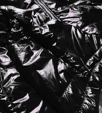 Błyszcząca pikowana kurtka damska z kapturem czarna (b9560)