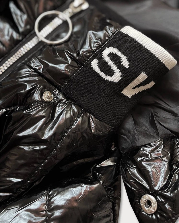 BŁYSZCZĄCA KURTKA DAMSKA CZARNA (B9777)