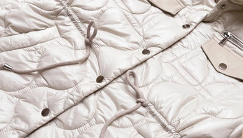 Damska kurtka pikowana ze stójką jasny beż (ag8-001)