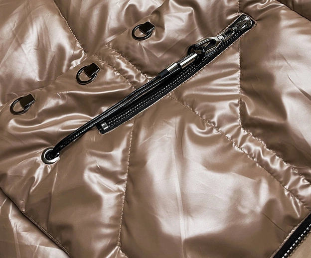 Metaliczna kurtka damska z kapturem jasny brąz (b8008-46)