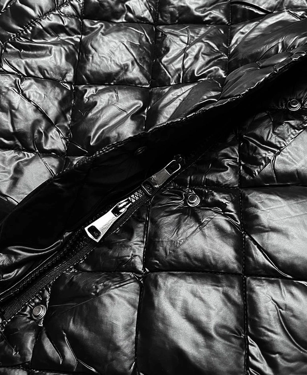 Damska kurtka pikowana z futrzanym kołnierzem czarna (j9-068)