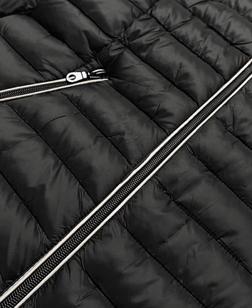 Pikowana kurtka z kapturem czarna (ld-7153)