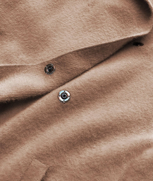 Długa narzutka z kapturem ciemny beżowy (b6010-12)