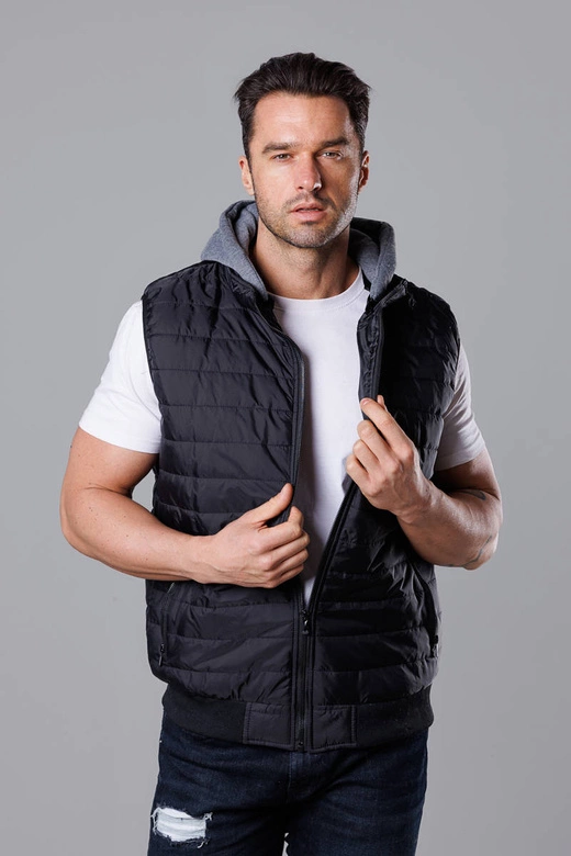 Pikowany bezrękawnik męski z kapturem czarny (8M983-392)