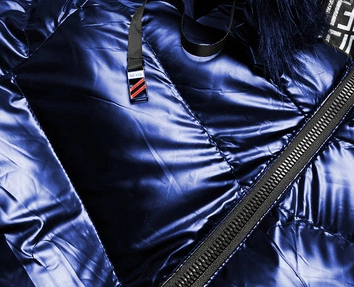 BŁYSZCZĄCA KURTKA ZIMOWA Z WZORZYSTYMI WSTAWKAMI GRANATOWA (XW809X)