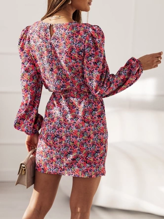 Krótka sukienka z wiązanym paskiem różowa (011D)