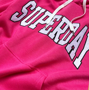 Krótka bluza damska z napisami różowa (26014)