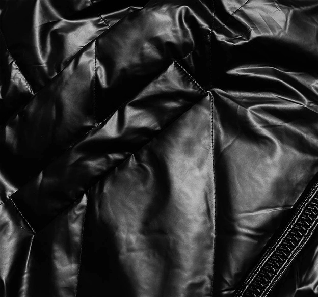 Krótka błyszcząca kurtka damska czarna (w586-1)