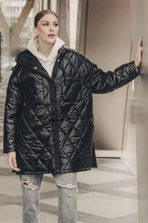 Oversizowa pikowana kurtka damska z kapturem czarna (ag5-010)