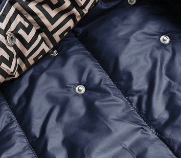 Kopertowa kurtka damska z kapturem granatowo-beżowa (b8040-3046)