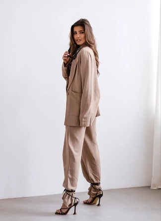 Damski garnitur z lnem cappuccino (VE48)