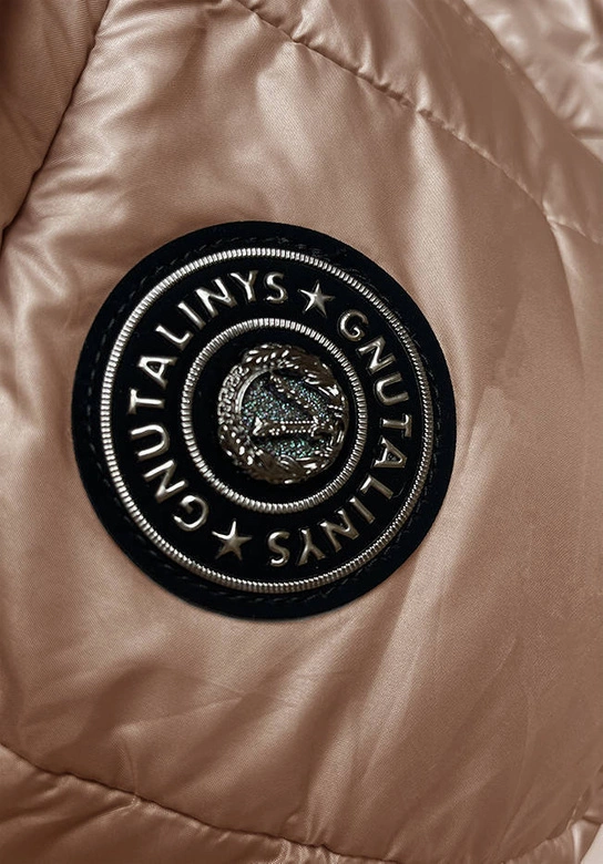 Krótka kurtka z dzianinowymi rękawami karmelowa (B8188-101)