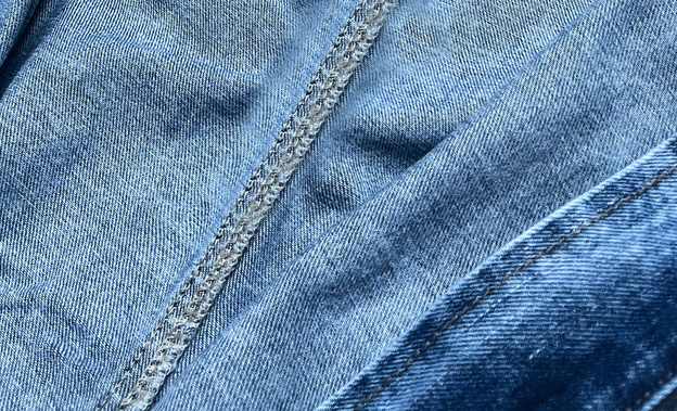 LUŹNA JEANSOWA DAMSKA KURTKA DENIM NIEBIESKA (POP5996-K)