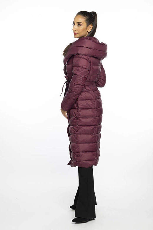 Pikowany płaszcz z wysoką stójką i kapturem bordowy (AG1-J9062)