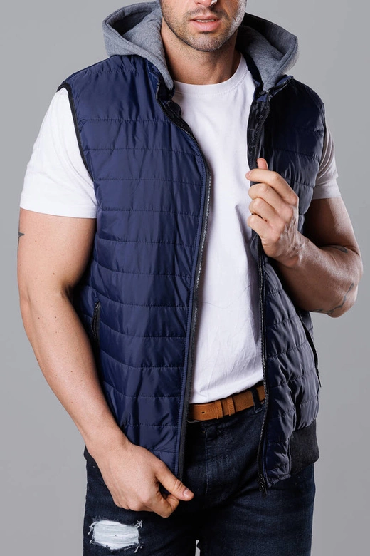 Pikowany bezrękawnik męski z kapturem granatowy (8M983-215)