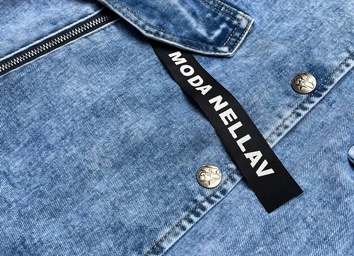 Luźna damska jeansowa kurtka/narzutka niebieska (pop5990-k)